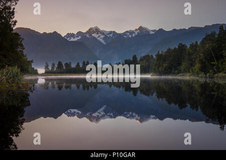 Lake Matheson. Localiser près du Fox Glacier dans Côte ouest de l'île du sud de Nouvelle-Zélande. Il est célèbre pour son compte une vue sur parc Aoraki/Mount Cook et Banque D'Images