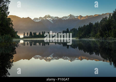 Lake Matheson. Localiser près du Fox Glacier dans Côte ouest de l'île du sud de Nouvelle-Zélande. Il est célèbre pour son compte une vue sur parc Aoraki/Mount Cook et Banque D'Images