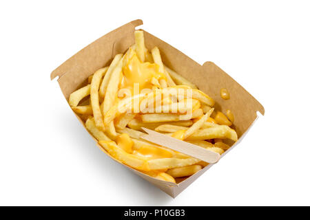 Boîte de frites, pommes de terre frites avec sauce au fromage jaune ou marron boîte fond blanc isolé Vue supérieure avec chemin de détourage. Banque D'Images