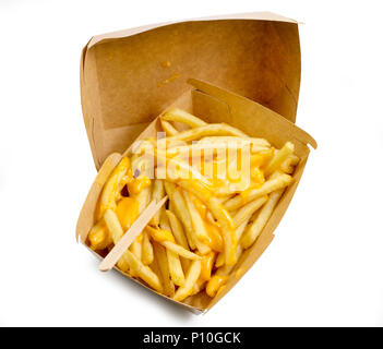 Boîte de frites, pommes de terre frites avec sauce au fromage jaune ou marron boîte fond blanc isolé Vue supérieure avec chemin de détourage. Banque D'Images