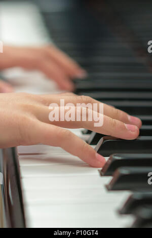 Les mains des enfants jouent du piano. La main de l'enfant sur les touches de piano Banque D'Images