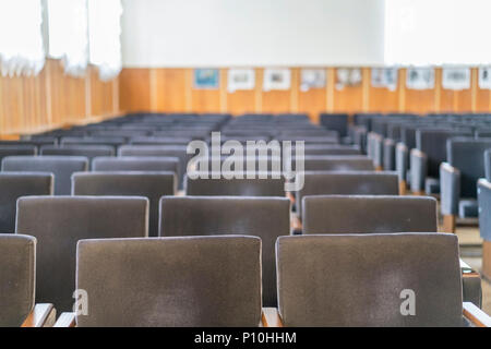 Chaises marron vide dans la salle de concert. Banque D'Images