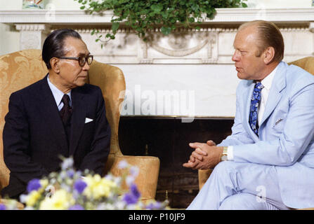 1975, 5 août - Le Bureau ovale - La Maison Blanche - Gerald R. Ford, Takeo Miki - assis près d'une cheminée, de parler - Rencontre avec le Premier Ministre du Japon Banque D'Images