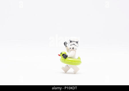 La Malaisie, le 21 mai 2018. mini figure de storm trooper portant Canard flottant. Figurines Lego sont fabriqués par le groupe Lego. Banque D'Images