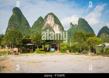 Paysage panoramique été ensoleillé au comté de Yangshuo de Guilin, Chine. Voir de belles montagnes vertes collines karstiques étonnante sur fond de ciel bleu. Banque D'Images