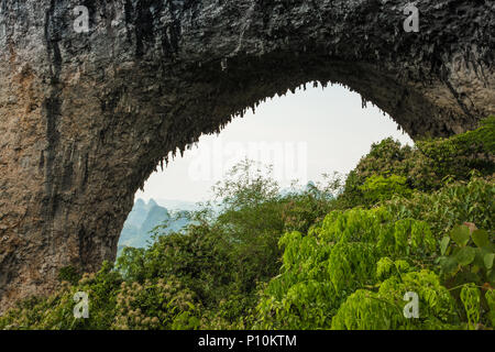 Paysage panoramique été ensoleillé à Moon Hill, comté de Yangshuo de Guilin, Chine. Banque D'Images