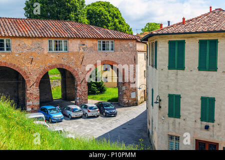 Lucca, Italie - 11 juin 2013 : Les bâtiments anciens de la vieille ville. Vue du mur de la forteresse. Banque D'Images