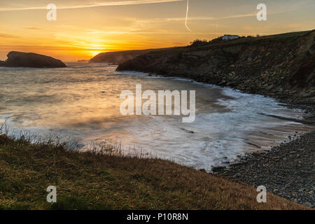 Lever de soleil dans la Arnia Beach. Urros de Liencres. La Cantabrie. L'Espagne. Banque D'Images