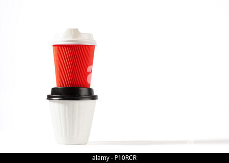 Deux tasses de café en plastique empilés isolated on white with copy space Banque D'Images