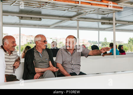 Istanbul, 17 juin 2017 : trois amis mâles adultes de la population locale nager par ferry ou bateau à passagers, communiquer et rire. La vie ordinaire en Turquie Banque D'Images