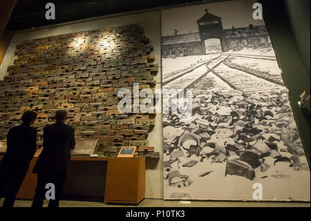 Valises des victimes juives de l'Holocauste et photo de l'entrée principale de KL Auschwitz Birkenau comme une partie d'exhibion en musée de la seconde Banque D'Images