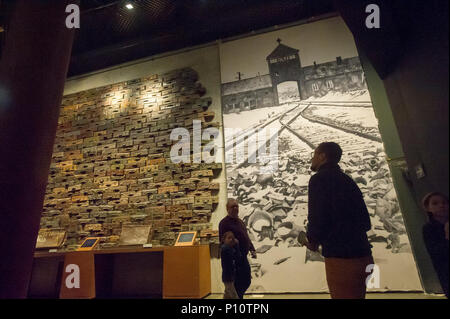 Valises des victimes juives de l'Holocauste et photo de l'entrée principale de KL Auschwitz Birkenau comme une partie d'exhibion en musée de la seconde Banque D'Images