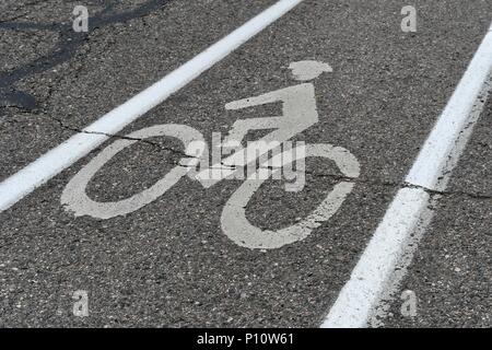 Bike Route Les pictogrammes sur l'asphalte Banque D'Images