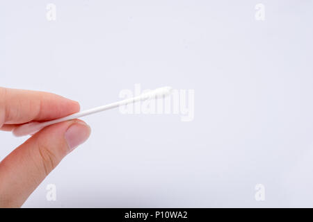 L'oreille unique stick dans la main isolé sur fond blanc Banque D'Images