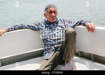 Istanbul, 17 juin 2017 : Un vieil homme nage en ferry sur le Bosphore. La vie ordinaire en Turquie Banque D'Images