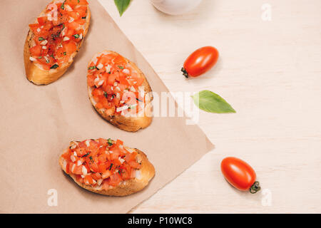 Italien simple bruschetta à la tomate, appétissant sur la table en bois Banque D'Images