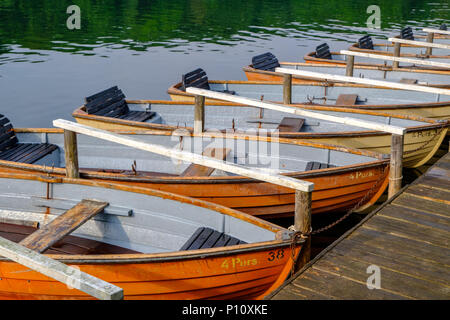 Loisirs de chaloupes amarré au lac Schlachtensee à Berlin-Zehlendorf, Allemagne. Banque D'Images