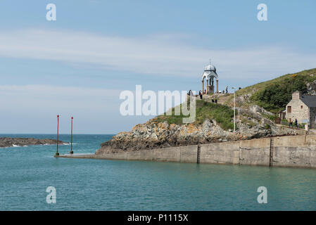 Notre-Dame-de-la-Garde est le gardien du port de Dahouët, c'est une statue de la Vierge qui se trouve sur le chemin de la douane. Dahouët, Bretagne Banque D'Images