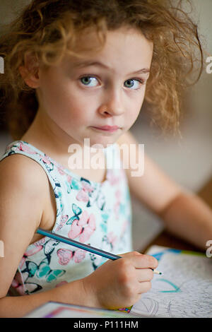 Jeune fille à colorier Banque D'Images