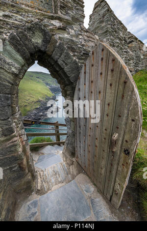 L'ancienne porte d'entrée Château de Tintagel en Cornouailles du Nord, la maison du roi Arthur. Banque D'Images