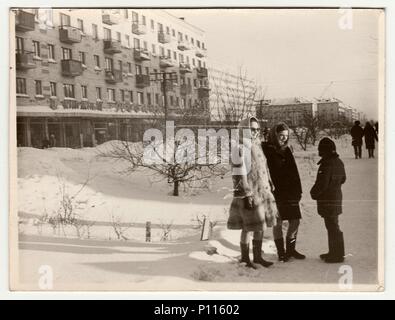 Urss - circa 1980 : Vintage photo montre les filles et garçon parler sur la rue en hiver. Banque D'Images