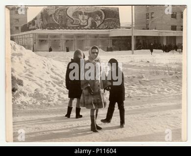 Urss - circa 1980 : Vintage photo montre fille pose sur la rue en hiver. Banque D'Images