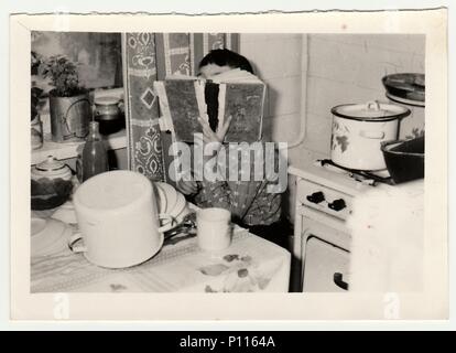 Urss - circa 1980 : Vintage photo montre un petit garçon couvre jusqu'son visage par livre. Banque D'Images