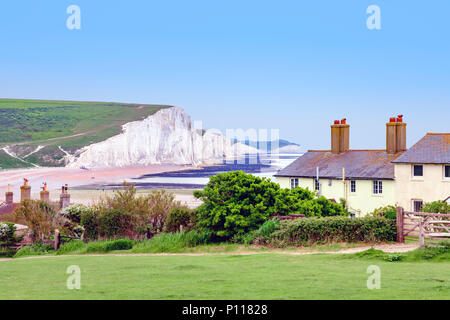 Cottages de garde-côtes à Seaford Head avec une vue sur les sept soeurs falaises dans l'arrière-plan Banque D'Images