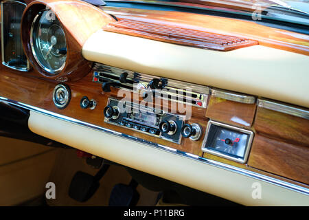 Berlin, Allemagne - 09 juin 2018 : Planche de bord, la radio et l'intérieur de belle voiture vintage cockpit à Classic Days, un événement pour Oldtimer automobiles un Banque D'Images