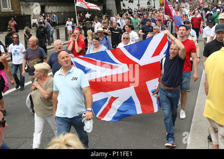 Londres, Angleterre. 9 juin 2018. Des dizaines de milliers de Français patriotique protestation au journaliste libre Tommy Robinson qui'ils décrivent comme un héros national Banque D'Images