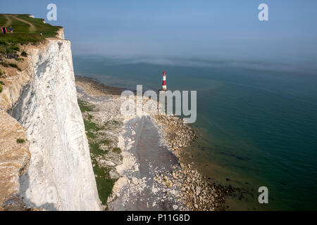 Falaises et phare de Beachy Head, Eastbourne, Chalk pointe dans l'East Sussex, England, UK Banque D'Images