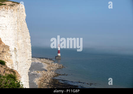 Falaises et phare de Beachy Head, Eastbourne, Chalk pointe dans l'East Sussex, England, UK Banque D'Images