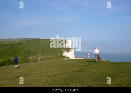 Homme marchant le long des falaises de Beachy Head, Eastbourne, Chalk pointe dans l'East Sussex, England, UK Banque D'Images