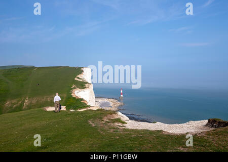 Falaises et phare de Beachy Head, Eastbourne, Chalk pointe dans l'East Sussex, England, UK Banque D'Images