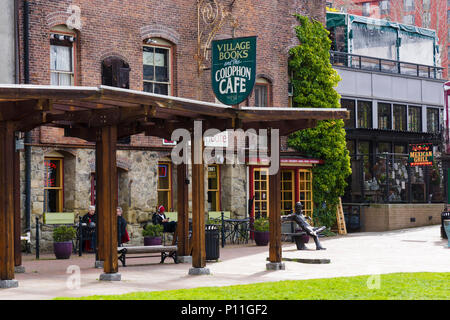 Livres et le colophon Village Cafe, Fairhaven Village Green, quartier historique de Fairhaven, Bellingham, WA, USA Banque D'Images