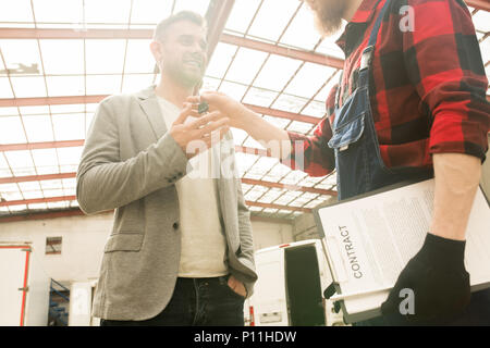 Donner des clés de voiture à mécanicien Client Banque D'Images