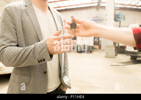 Client clés de voiture après inspection Banque D'Images
