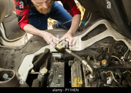 Technicien Auto Contrôle du niveau d'huile Banque D'Images
