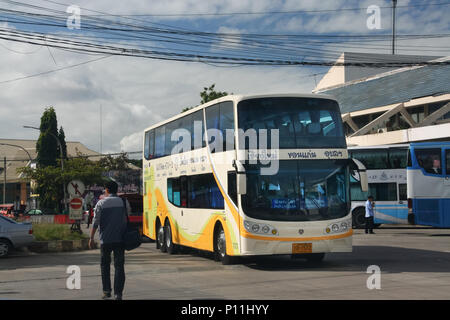 CHIANG MAI, THAÏLANDE - 8 septembre 2011 : Bus de Phetprasert tour company. Photo à la gare routière de Chiangmai. Banque D'Images