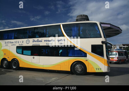 CHIANG MAI, THAÏLANDE - 8 septembre 2011 : Bus de Phetprasert tour company. Photo à la gare routière de Chiangmai. Banque D'Images