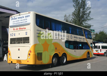 CHIANG MAI, THAÏLANDE - 8 septembre 2011 : Bus de Phetprasert tour company. Photo à la gare routière de Chiangmai. Banque D'Images