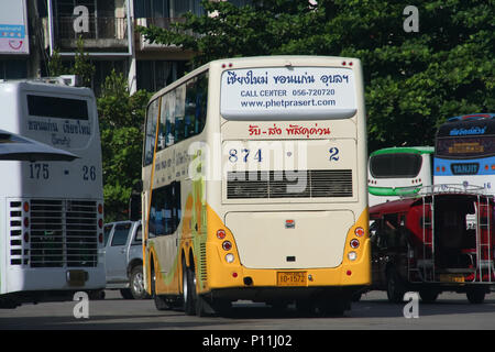 CHIANG MAI, THAÏLANDE - 8 septembre 2011 : Bus de Phetprasert tour company. Photo à la gare routière de Chiangmai. Banque D'Images