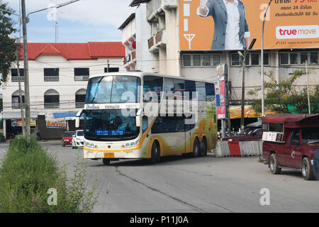 CHIANG MAI, THAÏLANDE - 8 septembre 2011 : Bus de Phetprasert tour company. Photo à la gare routière de Chiangmai. Banque D'Images