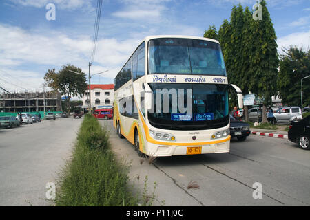 CHIANG MAI, THAÏLANDE - 8 septembre 2011 : Bus de Phetprasert tour company. Photo à la gare routière de Chiangmai. Banque D'Images