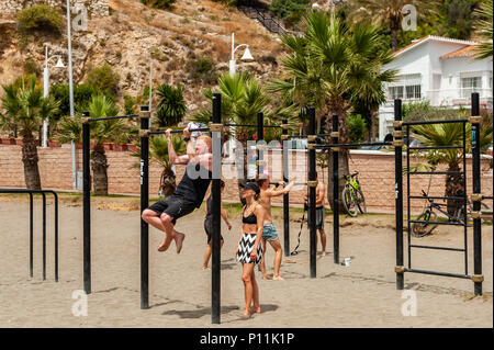 L'homme faisant un entraînement sur la plage de Malaga, Axarquía, la Cala del Moral municipalité de Rincón de la Victoria, Malaga, Espagne. Banque D'Images