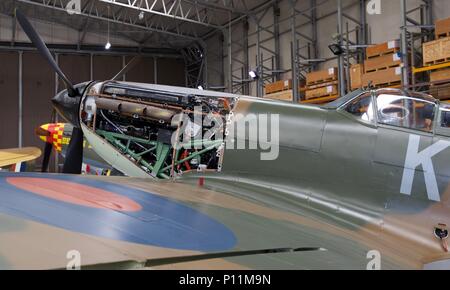 Supermarine Spitfire Ia 'X4650 / KL-A' en cours de maintenance à l'Imperial War Museum à Duxford Banque D'Images