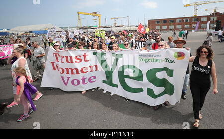 Le Sinn Fein, MDPE Lynn Boylan (à droite en noir) se joint aux militants des droits de l'avortement irlandais comme ils prennent part dans les processions de l'oeuvre' mars, à Belfast, à l'occasion de 100 ans depuis que la Loi sur la représentation du peuple qui a donné le premier Britannique aux femmes le droit de voter et de se présenter aux élections. Banque D'Images