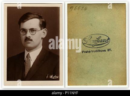 La République tchécoslovaque - VERS 1920 : avant et arrière de vintage photo montre jeune homme avec des lunettes et moustache. Photo noir blanc antique avec teinte sépia