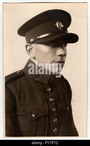 La République tchécoslovaque - circa 1930 : un millésime studio photo montre un soldat. Antiqoue portrait noir blanc. Banque D'Images