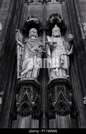 Au portail occidental de la cathédrale de Cologne sont ce deux célèbres figures de l'histoire : Constantin le Grand (à gauche) et de Charlemagne (à droite). Les statues sont faites de calcaire par l'artiste Peter Fuchs vers 1870. La restauration a eu lieu en l'année 2005. Banque D'Images